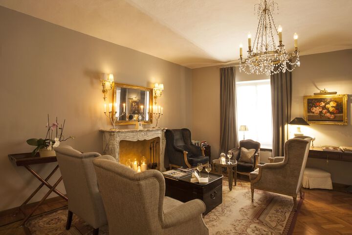 Lounge 48 of 64