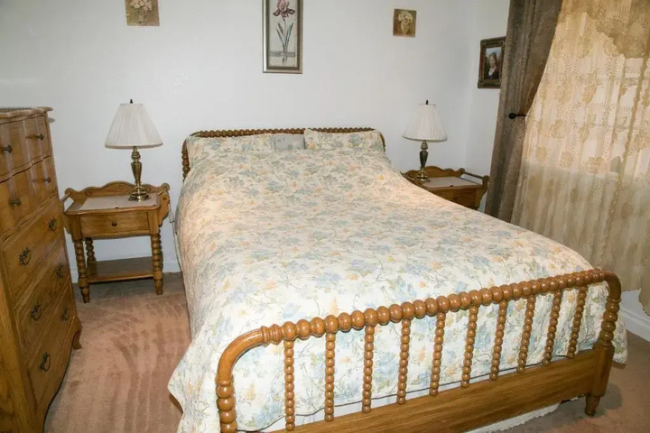 Room 4 of 9