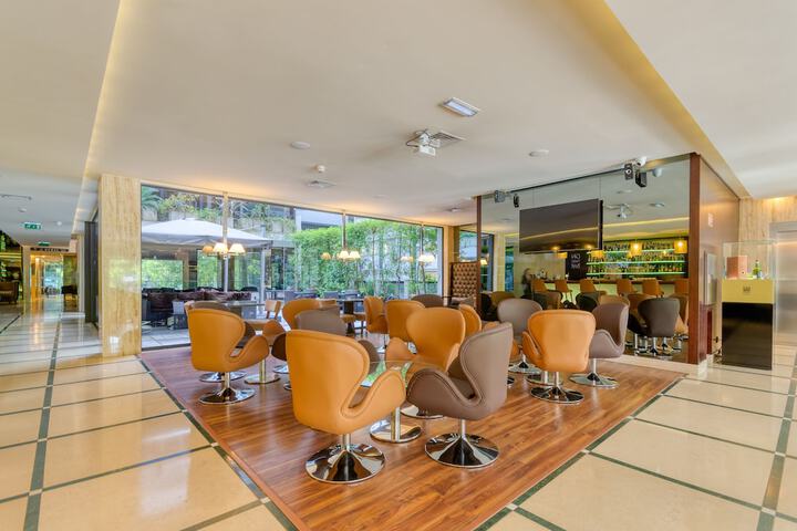 Lounge 74 of 92