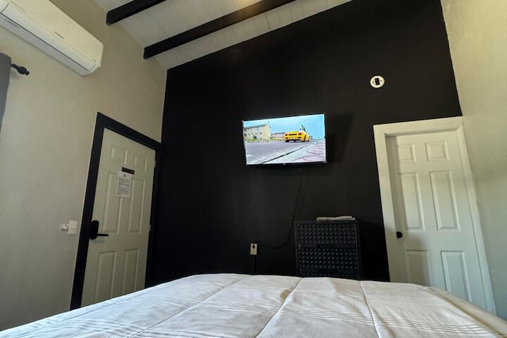 Room 4 of 7