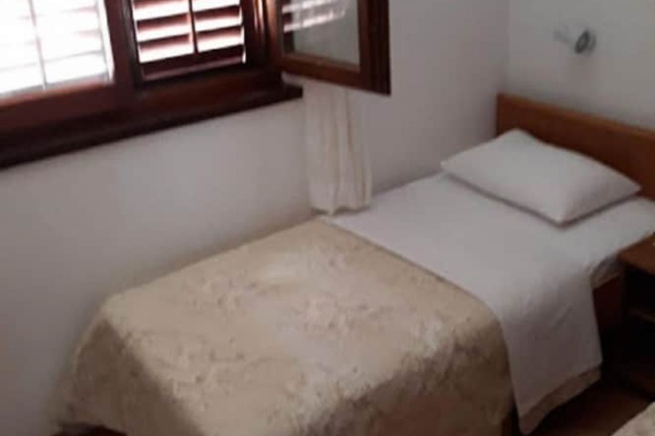 Room 8 of 33