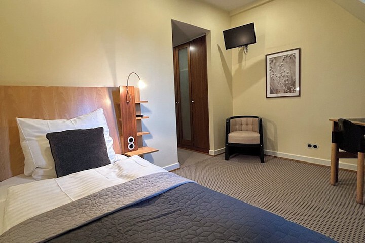 Room 4 of 32