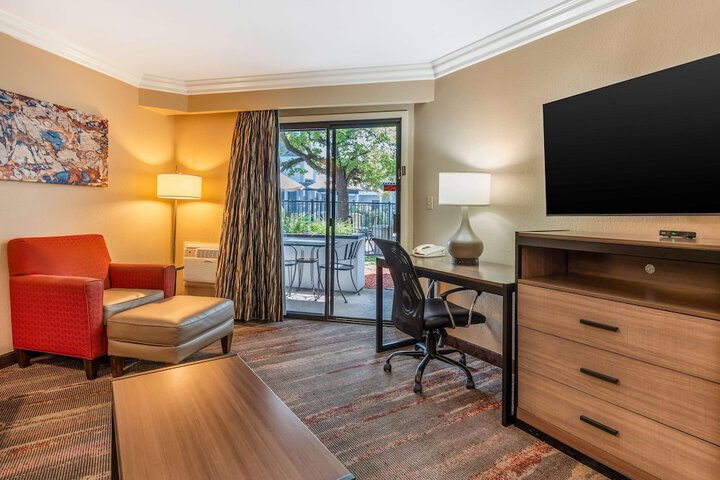 2 Queen Beds High Speed Internet Accessible Balcony or Patio Microwave and Refrigerator Full Breakfast (1 of 10)