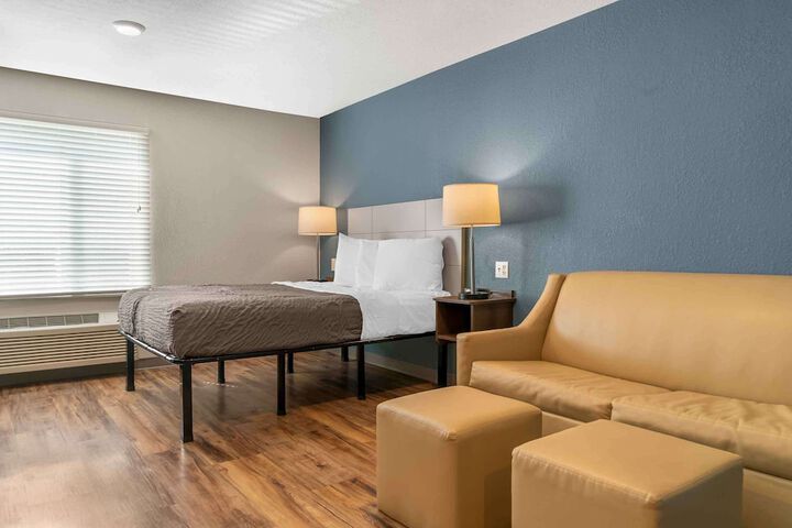 Studio Queen Bed (4 of 11)