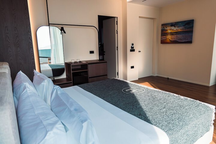 Room 7 of 33