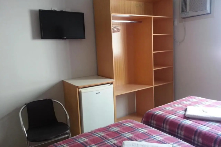 Room 6 of 14