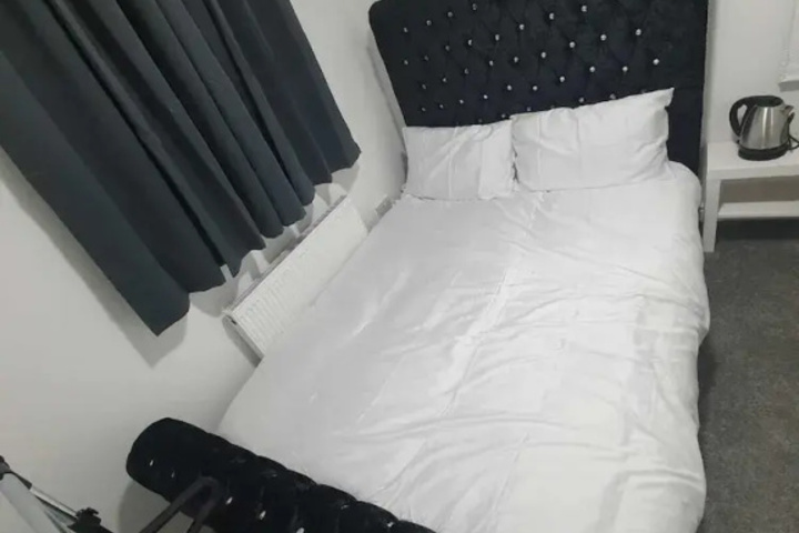 Room 4 of 8