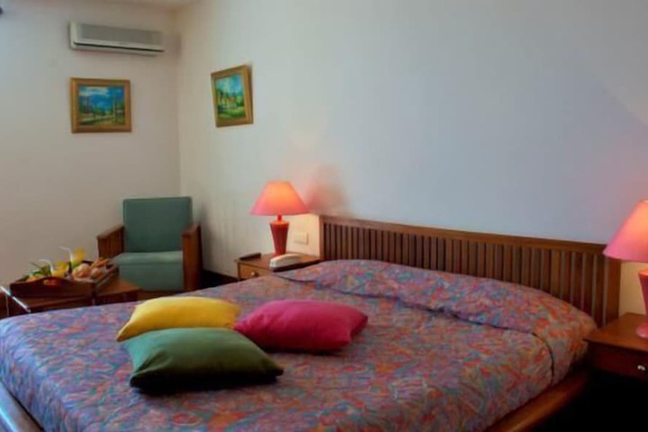 Room 3 of 38