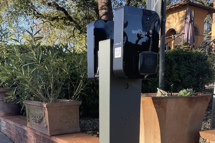 Electric vehicle charging station
