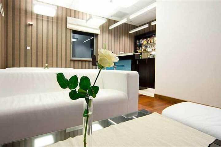 Lounge 44 of 55