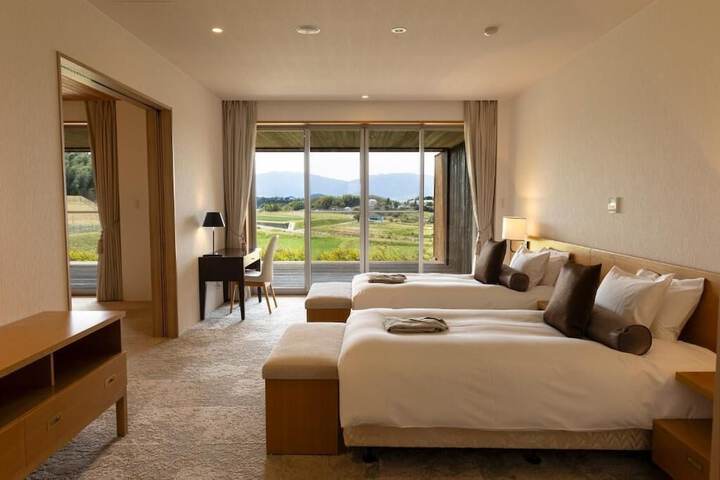Room 4 of 20