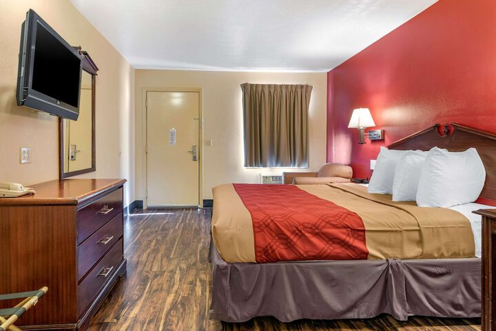1 King Bed (3 of 6)