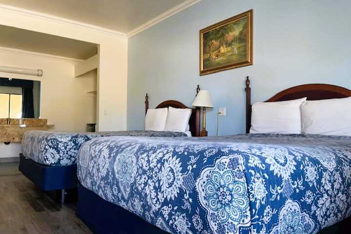 2 Queen Beds (7 of 10)