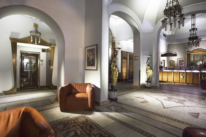 Entrance & Lobby