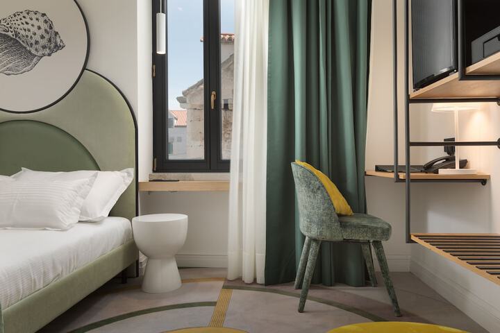 Room 15 of 61