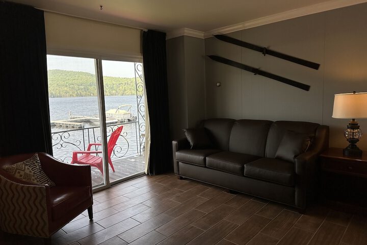 Signature House 1 Queen Bed Balcony Lake View (4 of 9)