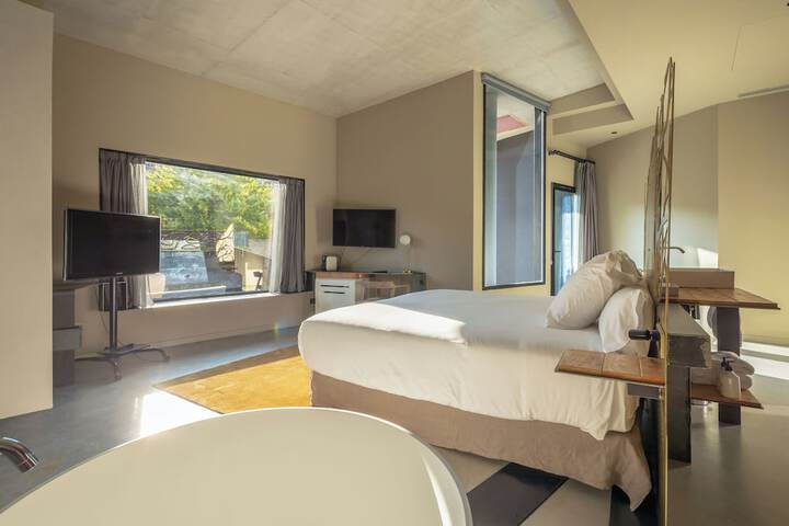 Room 9 of 100