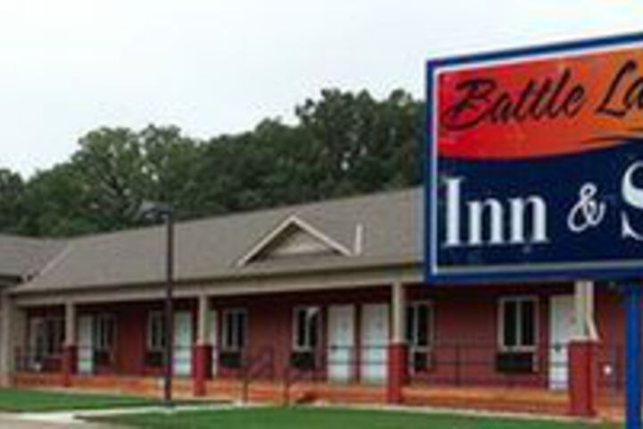 Exterior of Battle Lake Inn