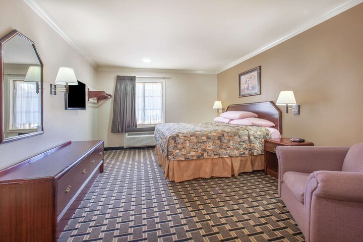 1 King Bed (2 of 6)
