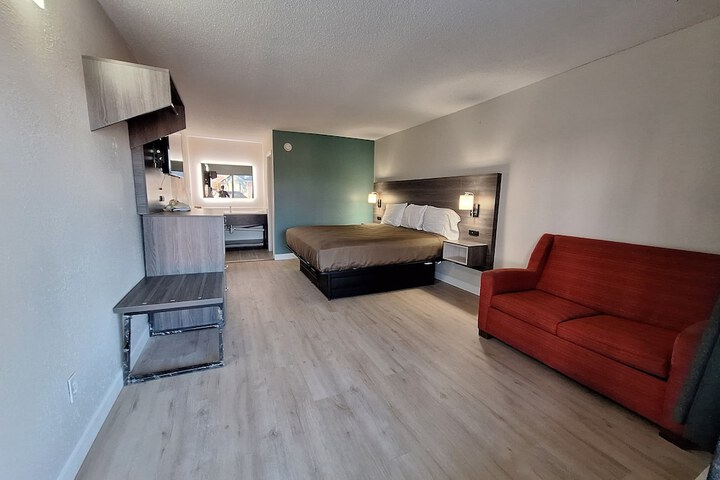 1 King Bed (1 of 7)