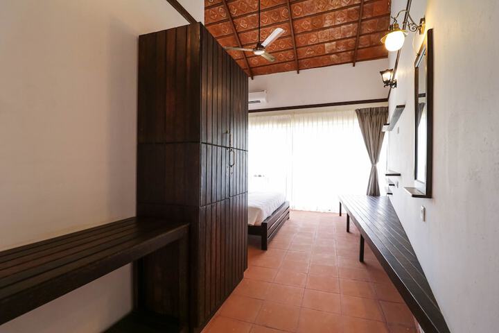 Room 4 of 28