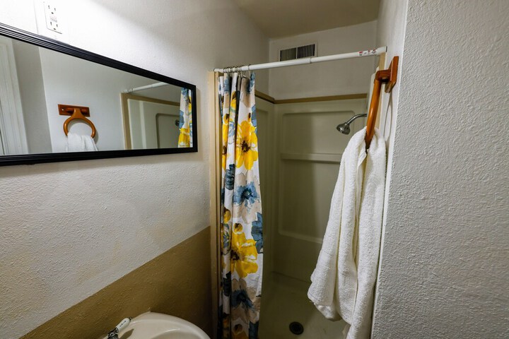 Room 10 of 16