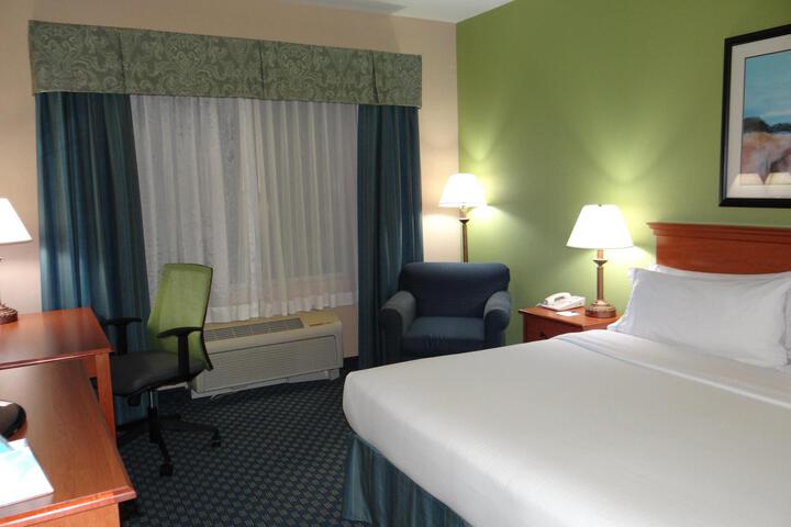 1 King Bed (4 of 8)