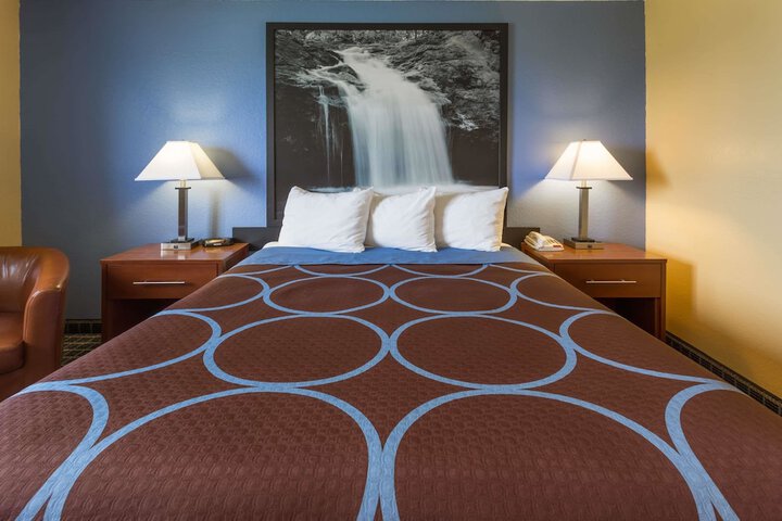 1 King Bed (5 of 6)