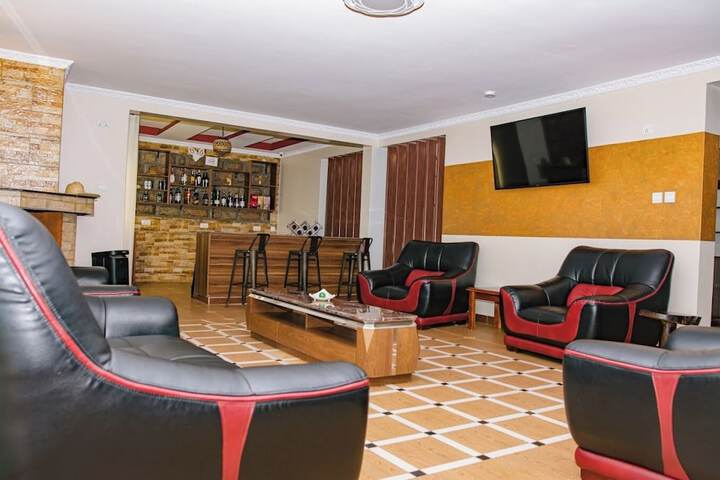 Lounge 17 of 32