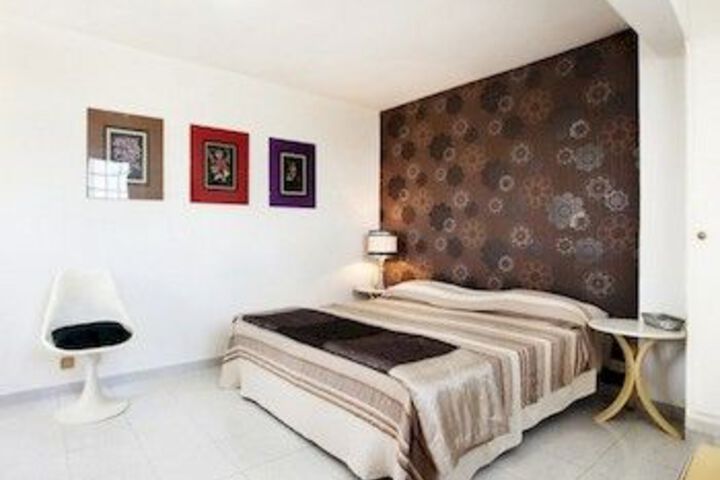 Room 52 of 168