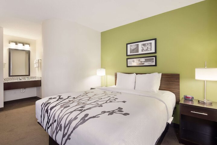 1 Queen Bed (3 of 12)