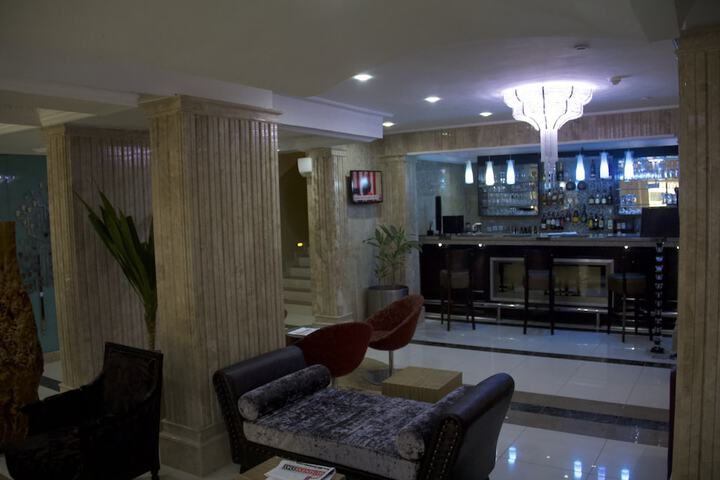 Lounge 37 of 44