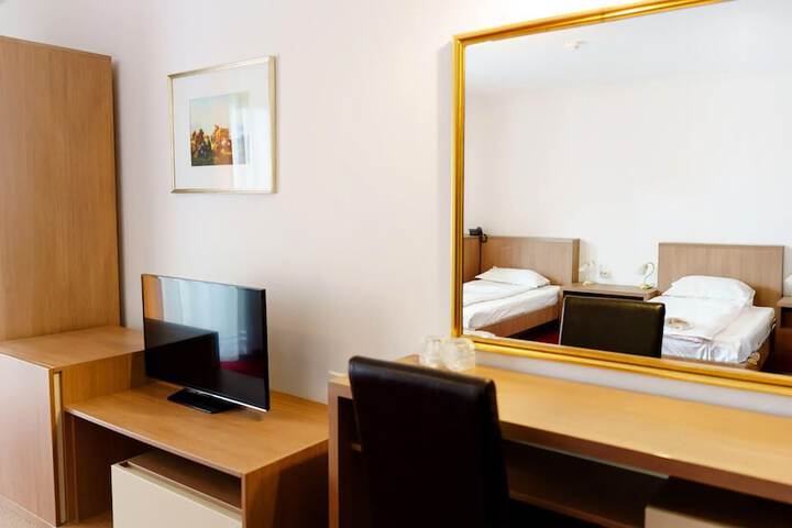 Room 12 of 191