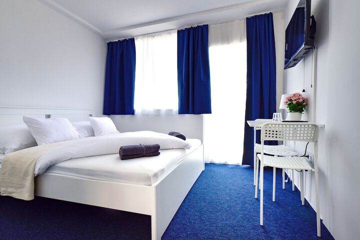 Room 4 of 27