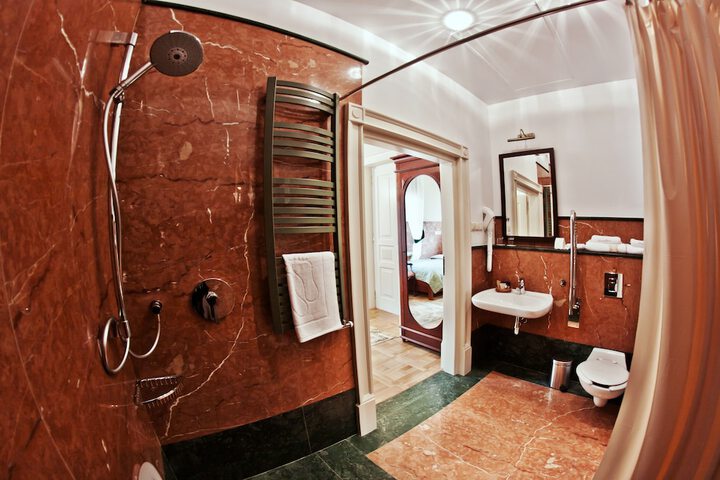 Room 21 of 35