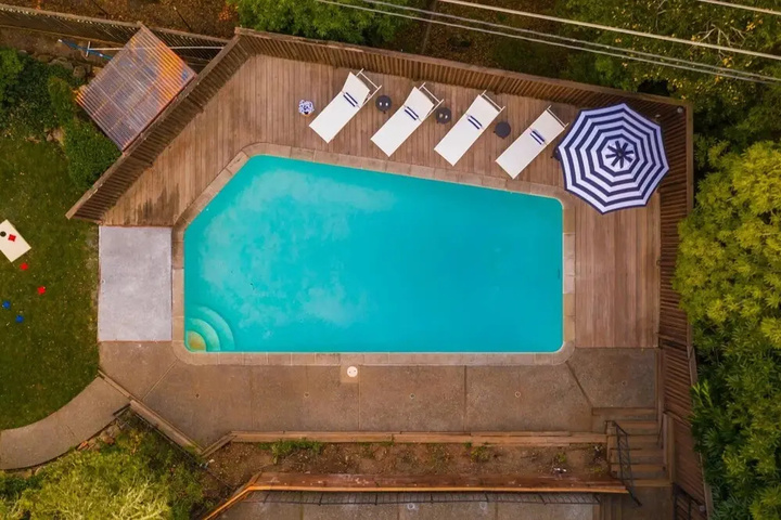 Pool 10 of 17
