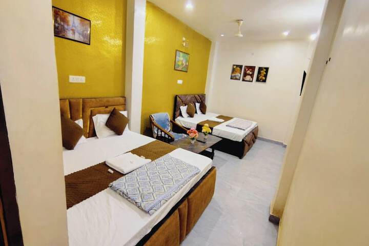 Room 4 of 8
