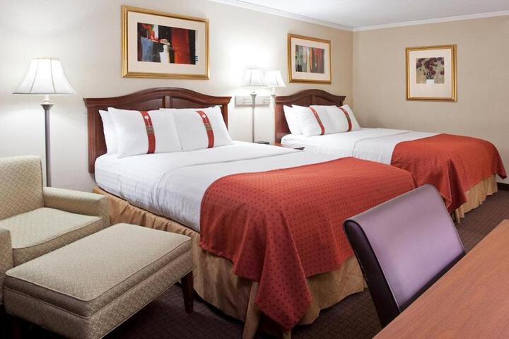 1 King Bed (3 of 7)