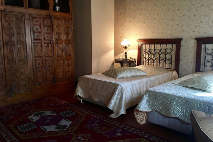 Room 6 of 13