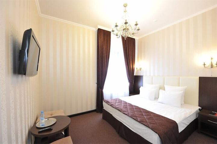 Room 9 of 33