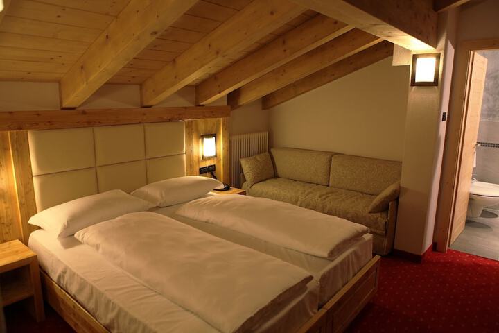 Room 4 of 36