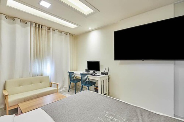 Room 7 of 13