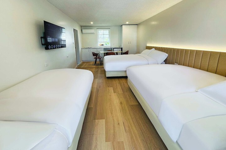 Room 6 of 33