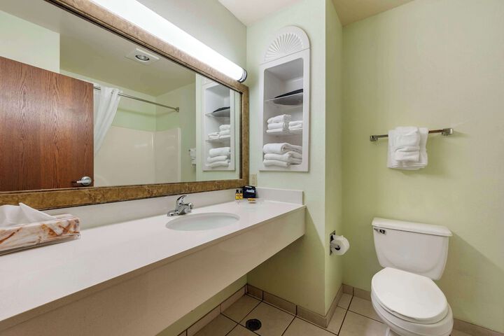 2 Queen Beds Microwave and Refrigerator Work Desk WiFi Full Breakfast (2 of 7)