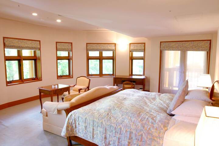 Room 10 of 113