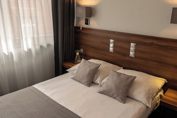 Room 12 of 33