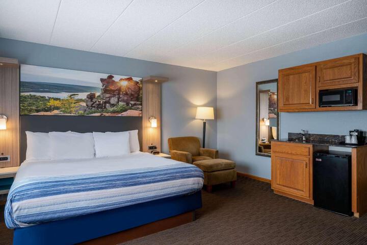 1 King Bed (16 of 17)