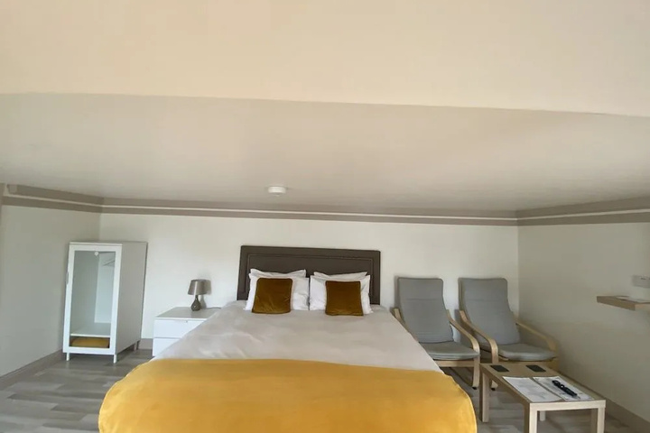 Room 4 of 17