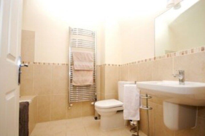 Room 2 of 28