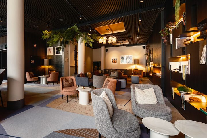 Lounge 81 of 102